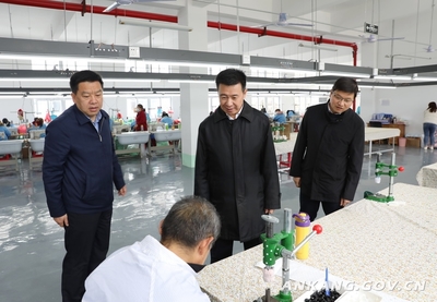 郭青到漢濱區茨溝鎮暗訪調研 鞏固拓展脫貧攻堅成果同鄉村振興有效銜接，助力玩具銷售產業升級